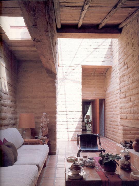 interior de uma casa construída com adobe