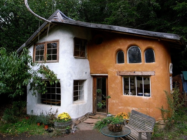 casa construida com adobe e com argamassa por cima