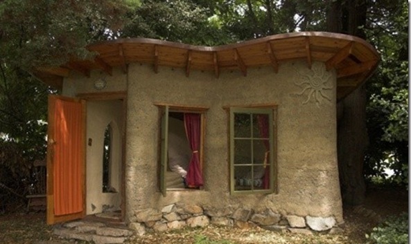 fachada de uma casa construída de barro