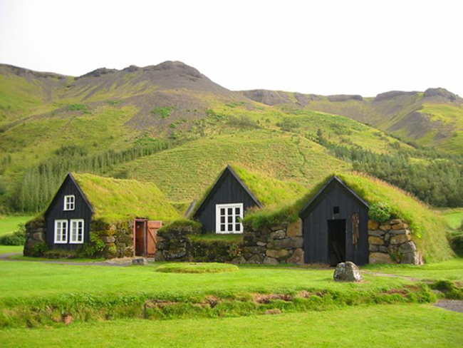 casas construida com superadobe e telhado verde na patagônia 