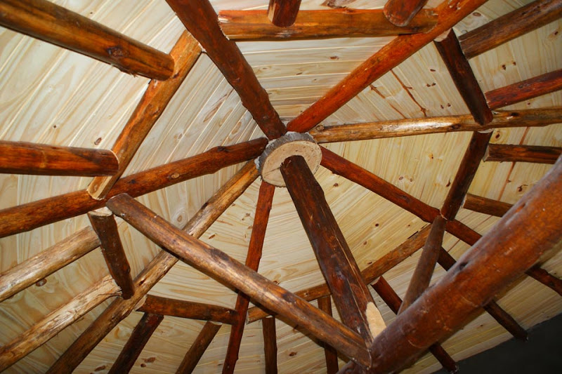 estrutura do telhado preenchida com tábuas de madeira