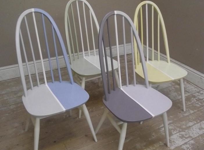cadeiras pintadas com desenhos geométricos