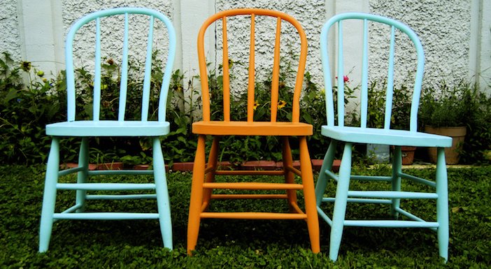 cadeiras com diferentes cores