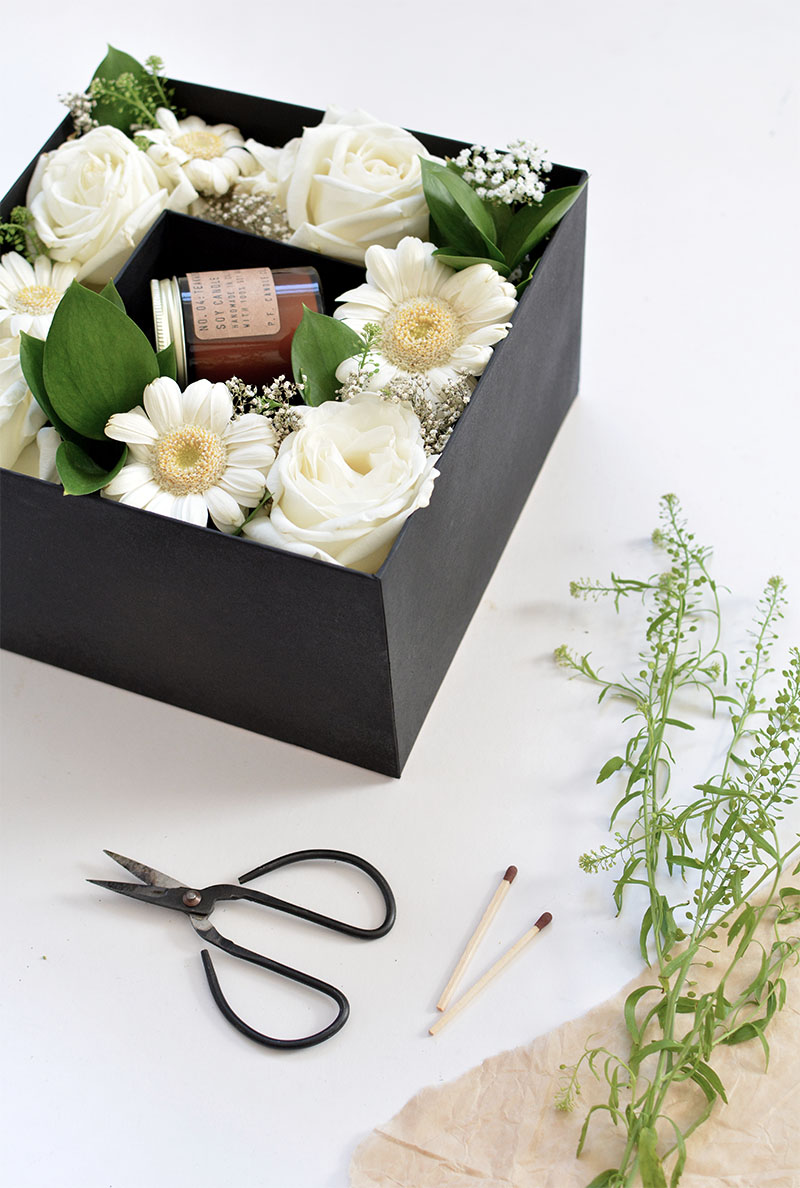 caixa de flores com o presente 