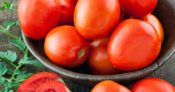 8 Maneiras Diferentes de Plantar Tomates cesta de tomate maduros
