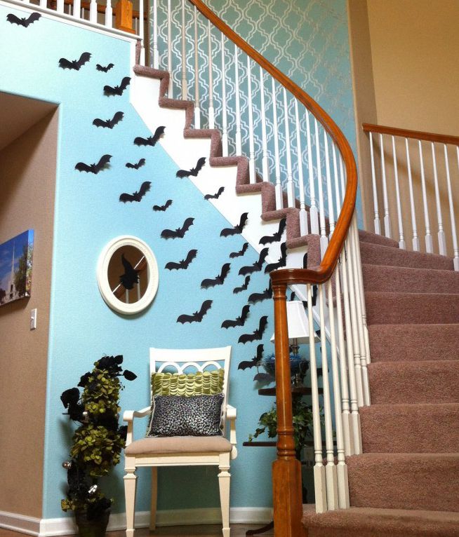 morcegos feitos de papel espalhados pelas paredes