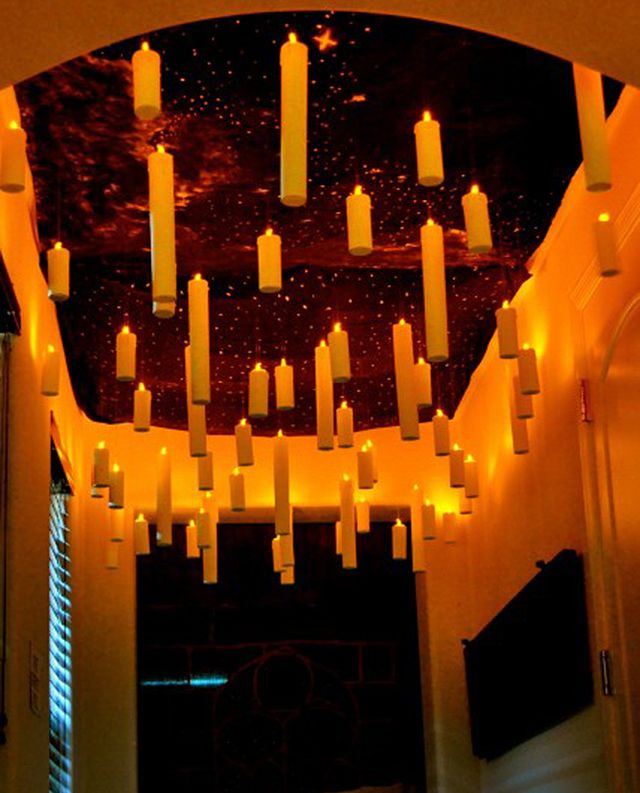 velas feitas com papel flutuando no teto da casa