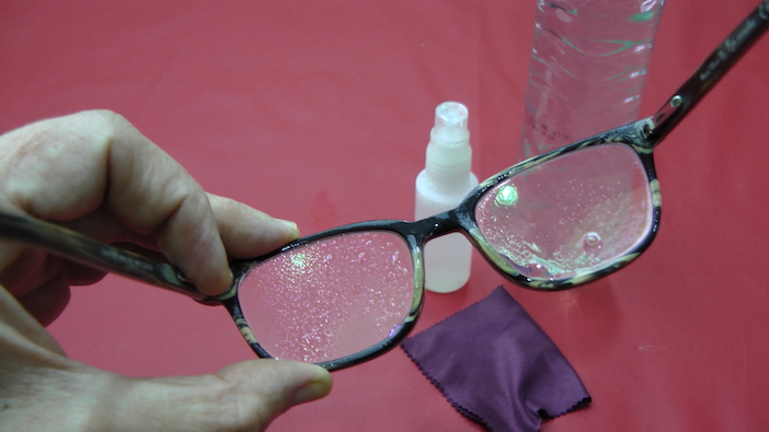 óculos com gotas do limpador