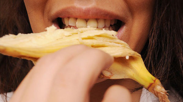 passar casca de banana nos dentes