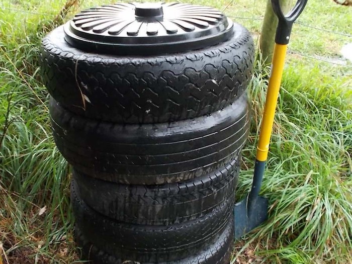 tres pneus velhos com uma tampa