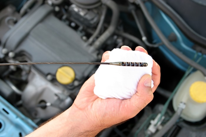 Como conferir o nível de óleo do carro