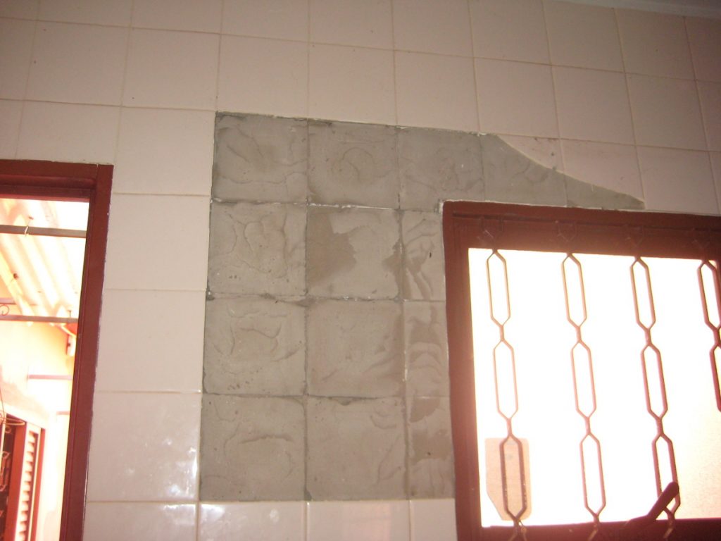 Parede da cozinha falando alguns azulejos