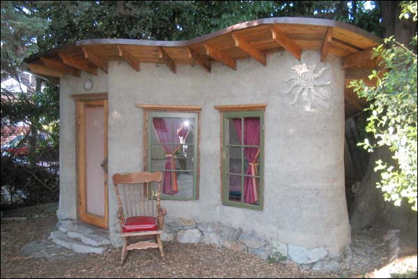 pequena casa construida com COB