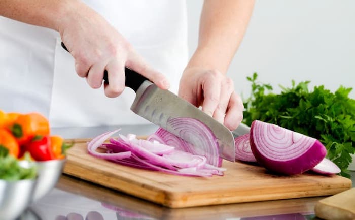 6 Truques de como cortar cebola e não chorar