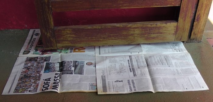 jornal sob madeira a ser envernizada