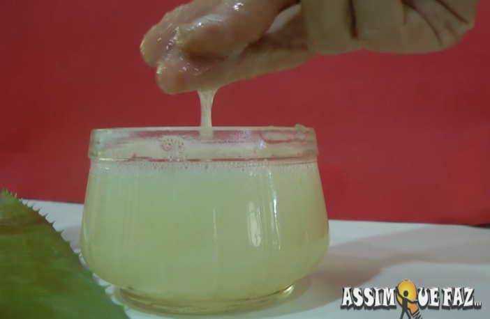 gel de aloe vera tem uma textura gelatinosa e fria