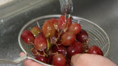 lavando uvas no cacho