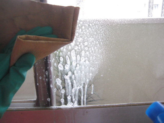 aplicando água morna para limpar o vidro