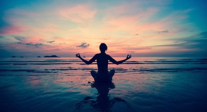 meditando a beira do mar