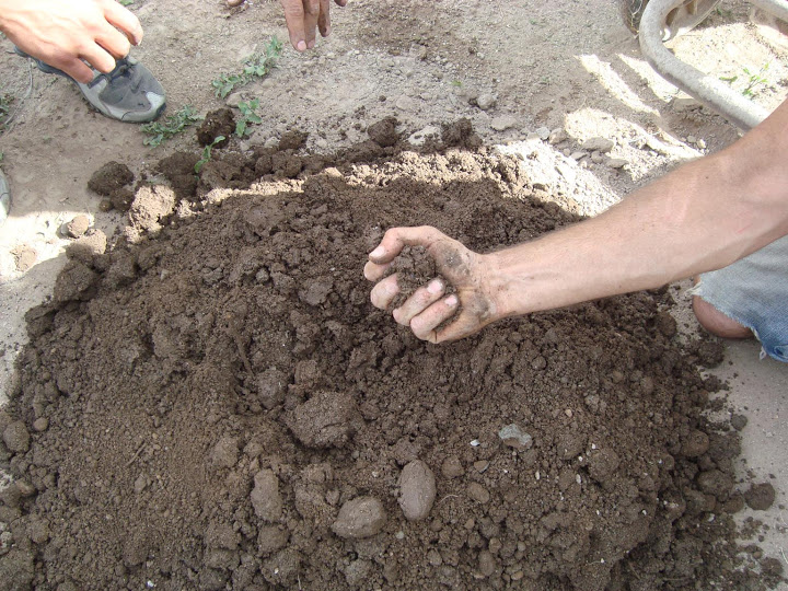 misturando a terra de superadobe