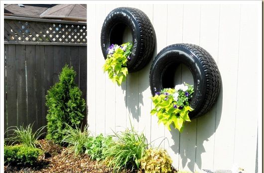 pneus já pendurados com suas plantas 