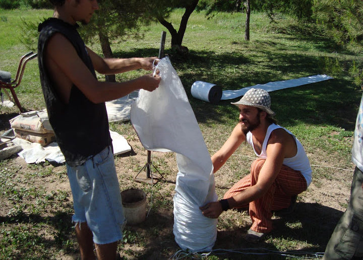 preenchendo sacos de superadobe 