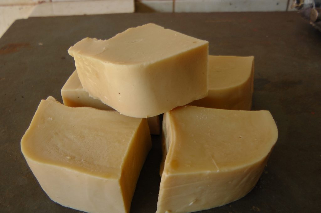 várias barras de sabão feito com óleo usado