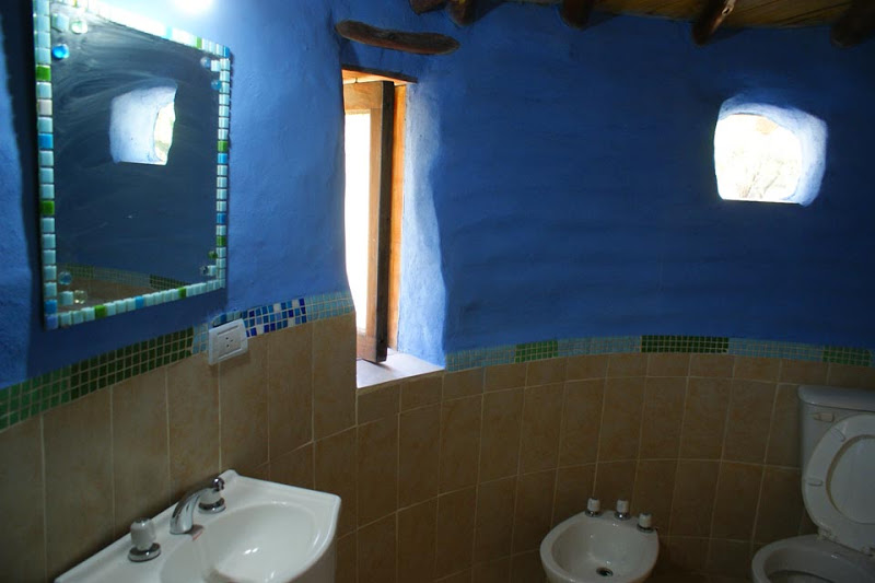 banheiro com reboque azul. 