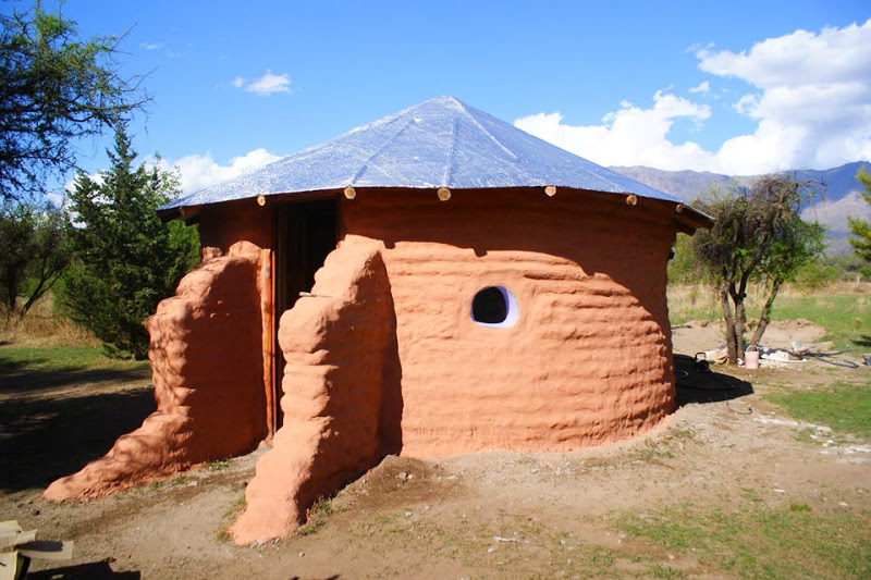 a casa pronta só faltando o telhado de palha 