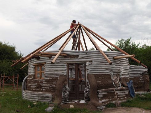 estrutura de um telhado sobre superadobe