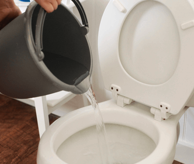 adicionando água quante no vaso sanitário