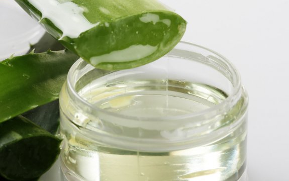 retirando o gel de aloe vera