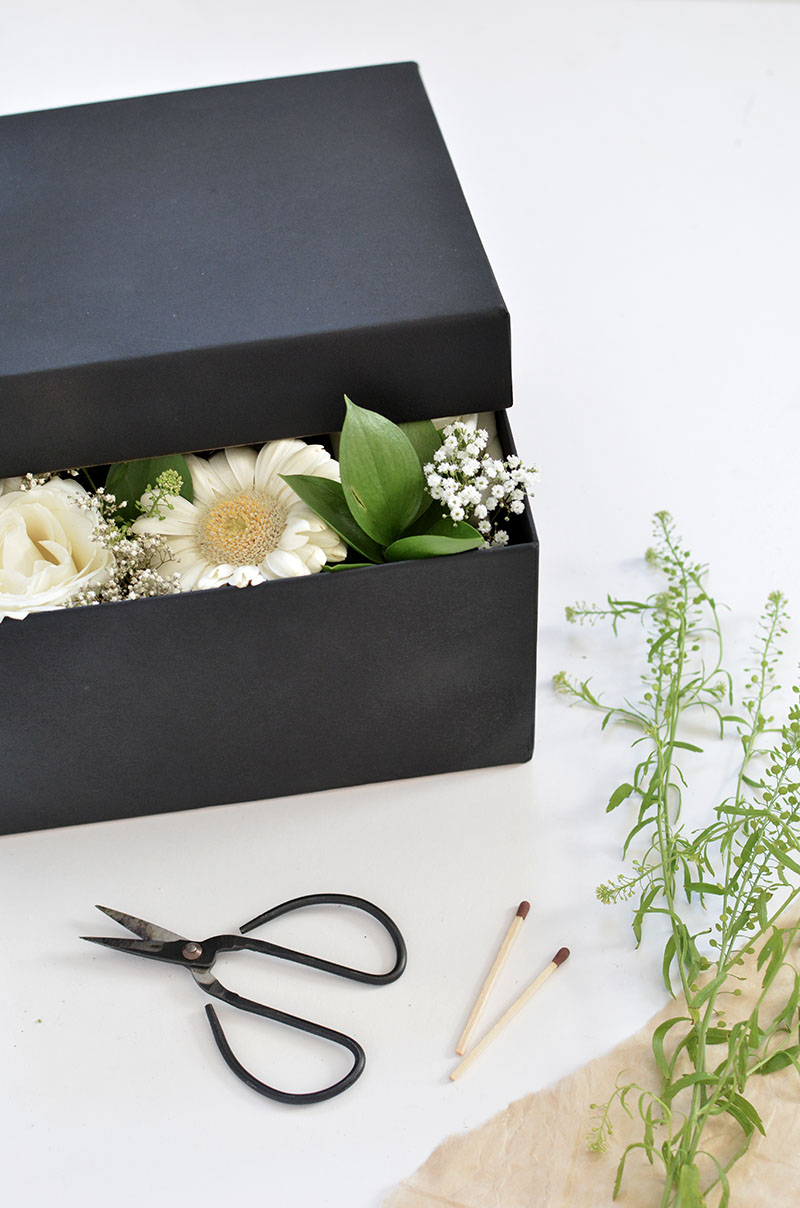 caixa de flores quase tampada presente dia das mães