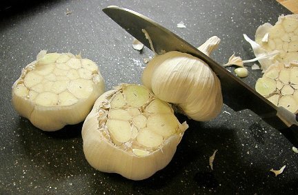 cortando um bulbo de alho
