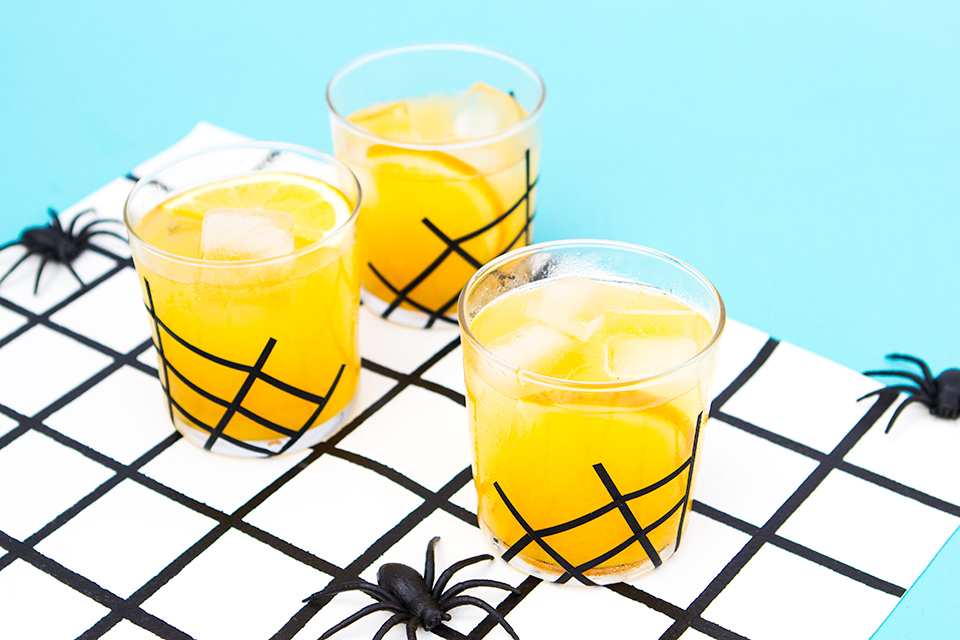 tres copos de suco com desenho de teia de aranha 