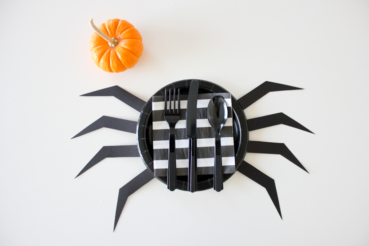 pratos de papel negro em forma de aranha