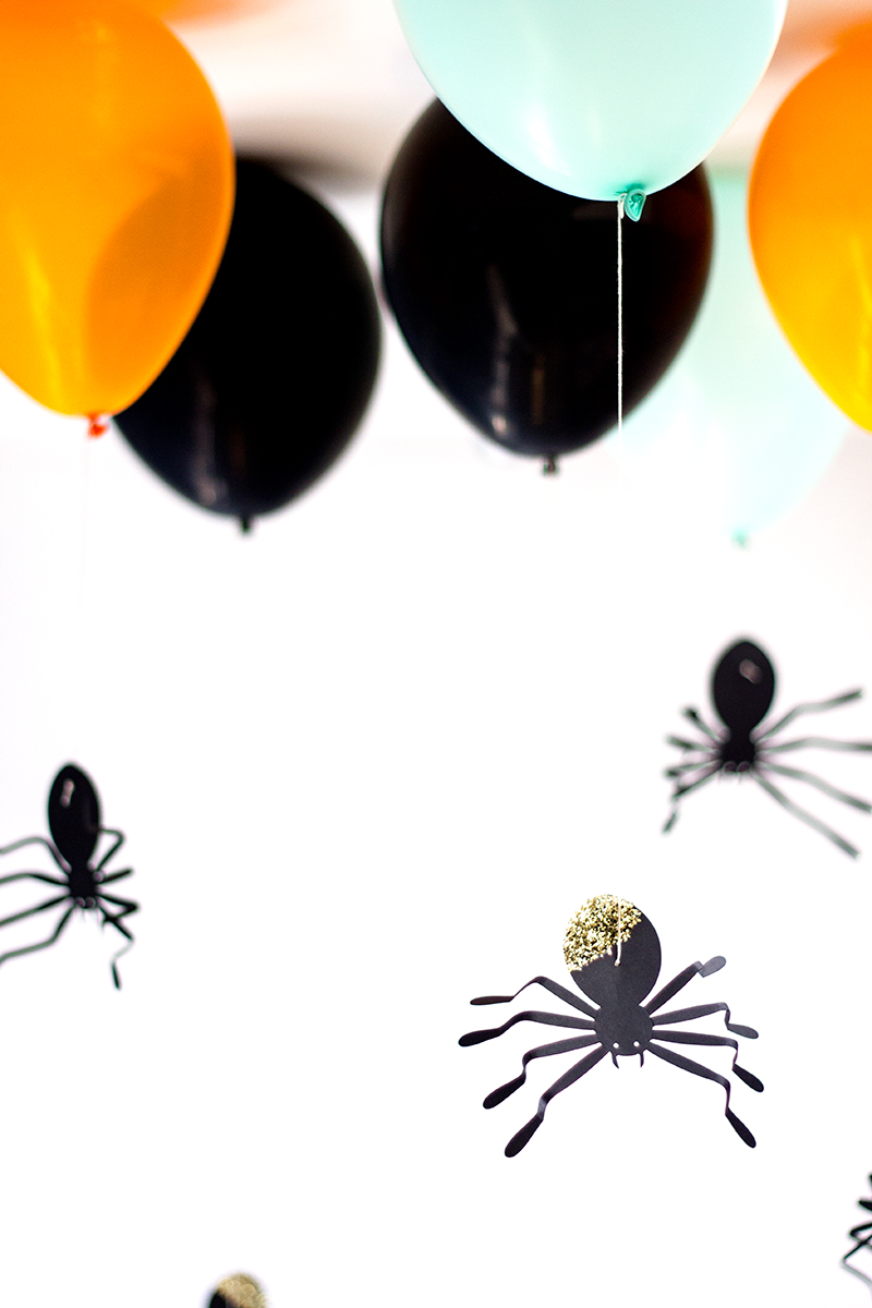 Balões com aranhas penduradas
