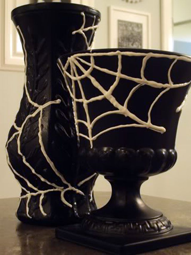 vasos de barros decorados com teia de aranha