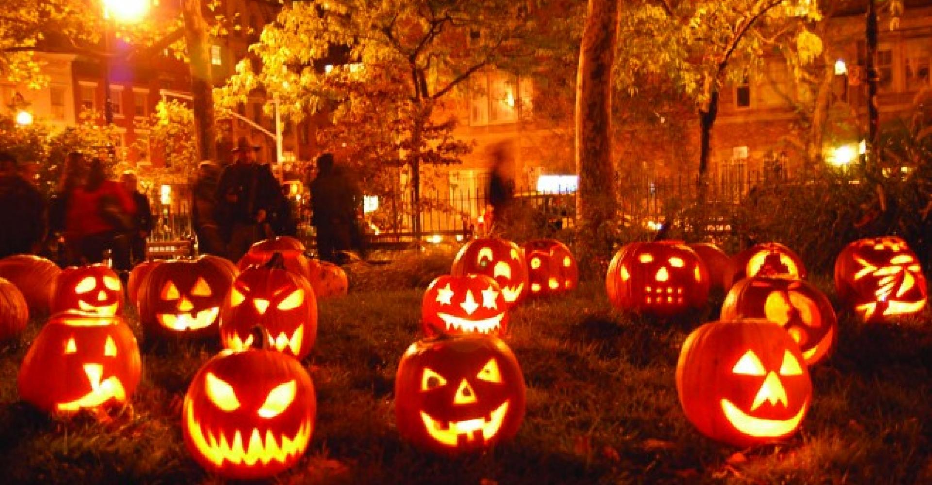 jardim lotado de abóboras de halloween com luzes 