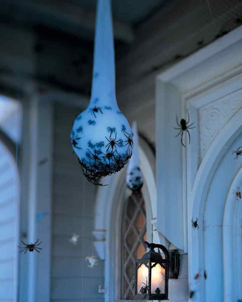 saco de ovo de aranha gigante pendurado no teto da varanda