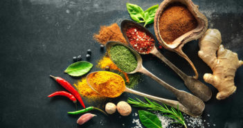 11 Ervas e Especiarias que Fazem Você Emagrecer Naturalmente varias especias em colheres sobre a mesa