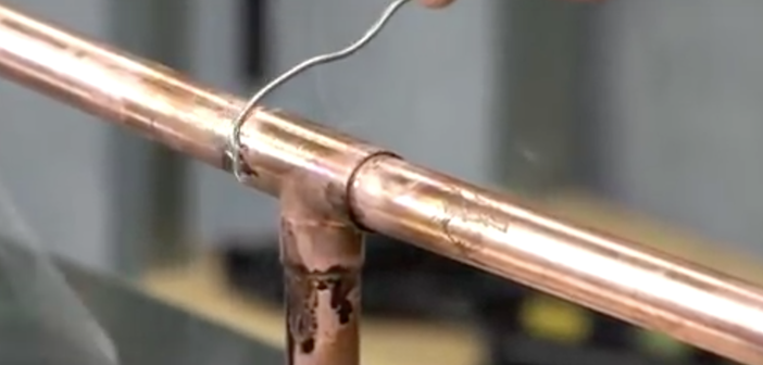 aplicando o fio de solda no tubo quente