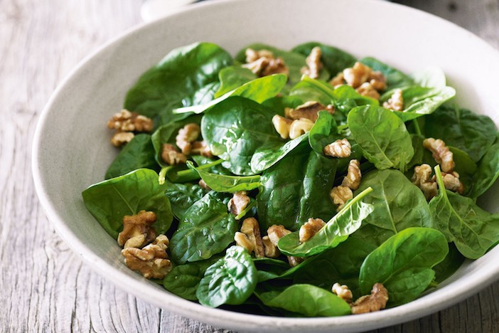 salada de folhas de espinafres com nozes