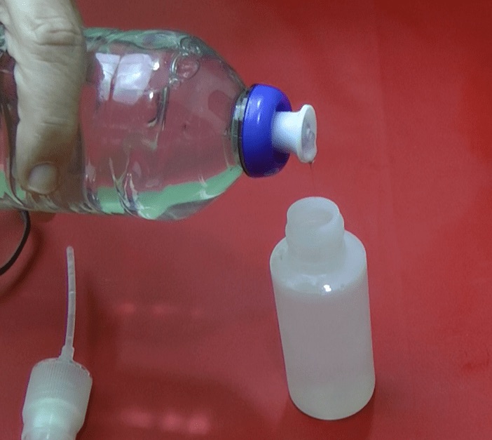 colocar gotas de detergente na agua 