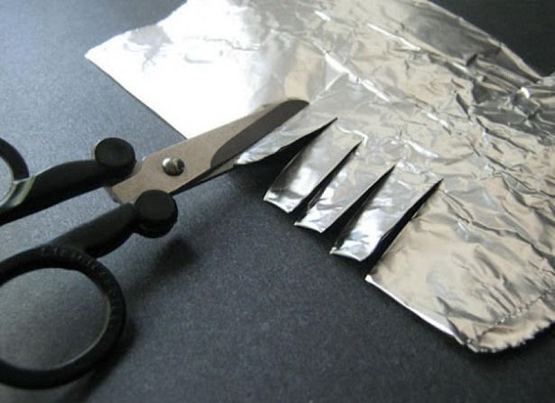 afiando tesoura cortando folha aluminio