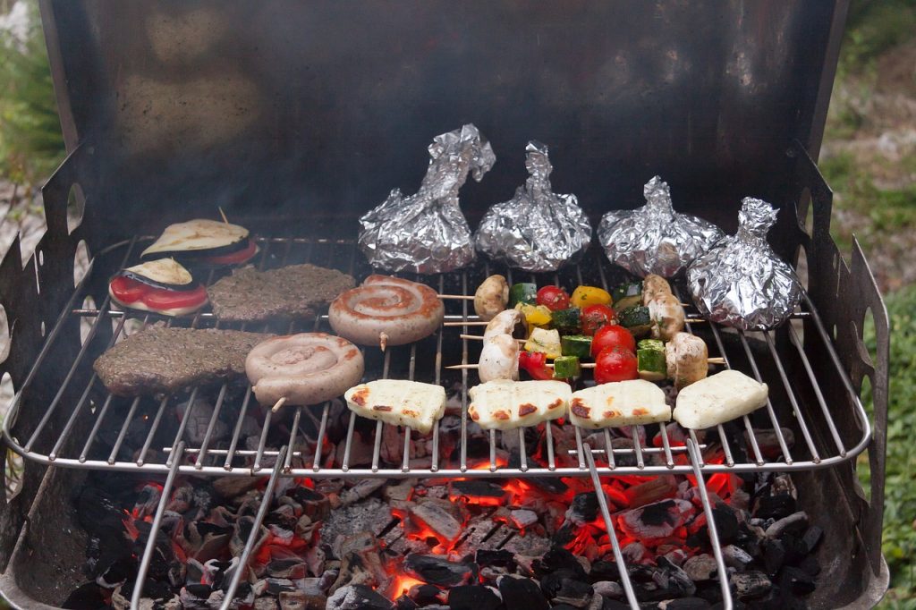 churrasqueira com varias carnes e verduras