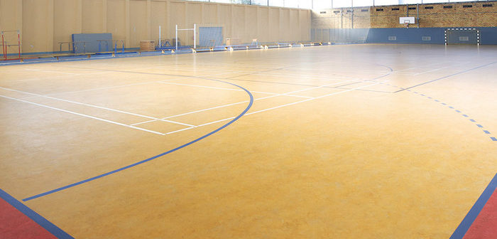 campo de basquete com piso linóleo