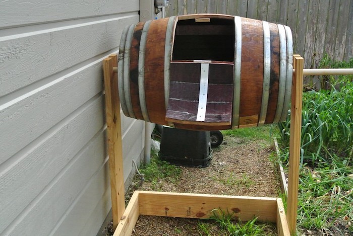 barril de vinho preso a uma alavanca