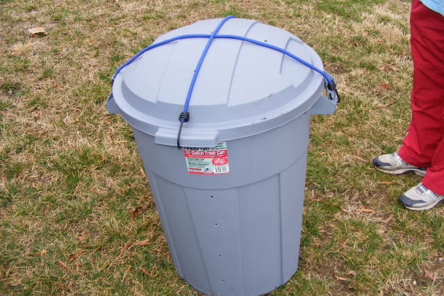 Caixa de compostagem feita com lixeira velha - Fácil e barato
