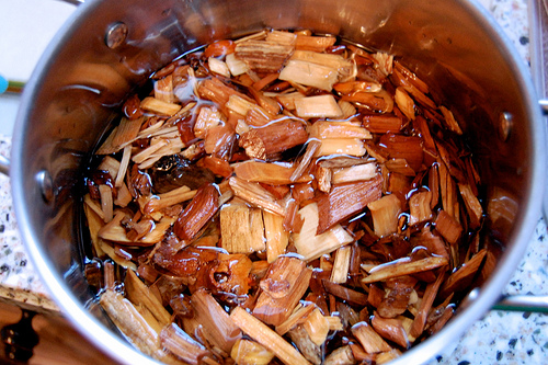 lascas de madeira de molho em água 